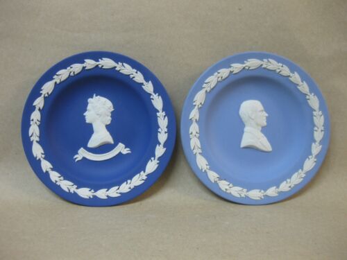 2 Wedgwood Jasperware Pin Dishes Queen Elizabeth II Silver Jubilee - Picture 1 of 6