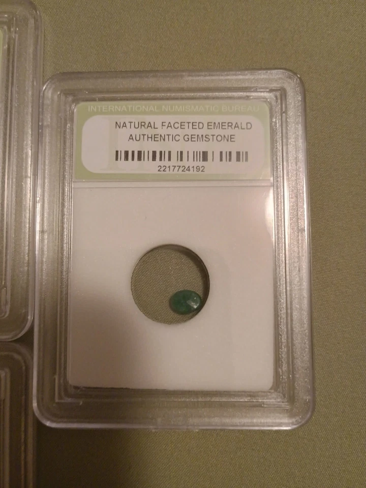 Auténticas piedras preciosas de esmeraldas y zafiro natural Foto 3 de 4