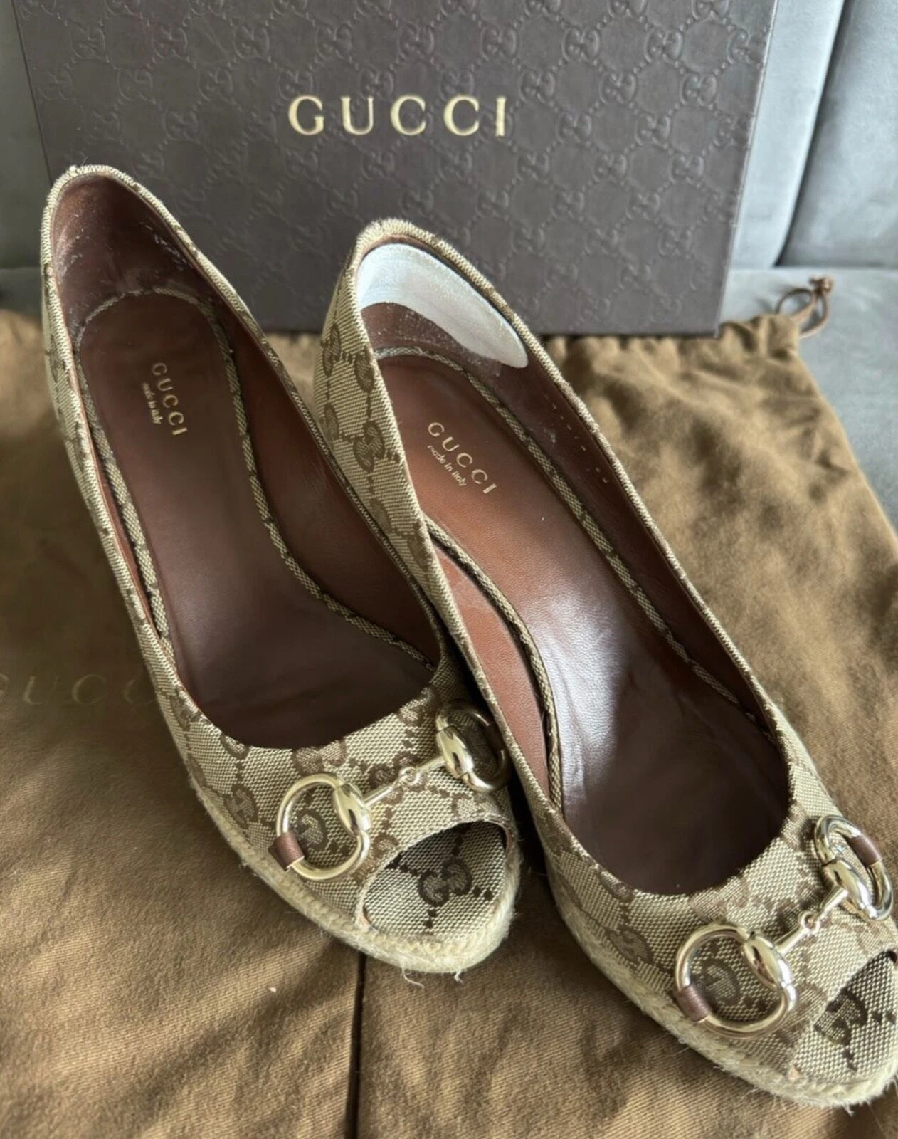 Escarpins espadrilles compensées bout ouvert Gucci marron GG Charlotte Horsebit taille 40