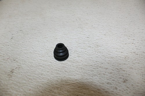 96-05 TOHATSU M30A3 M25C3 NISSAN NS25C2 SHIFT ROD GROMMET PART # 346662260 - Picture 2 of 3