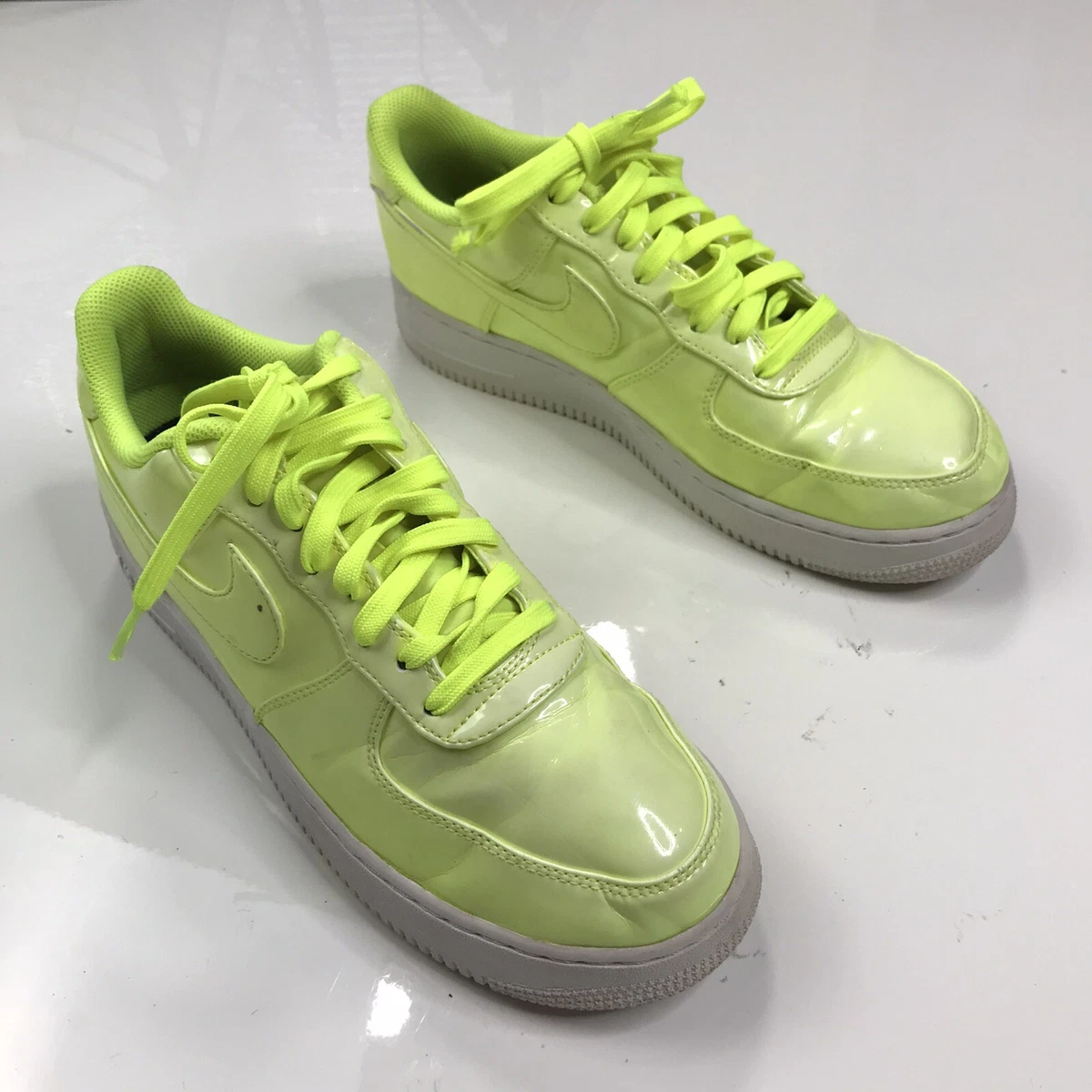 Nike air force 1 hotsell 07 lv8 uv volt