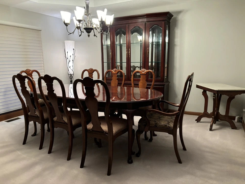 Juego de COMEDOR 9 piezas Bernhardt de madera maciza. Ligeramente usado. Foto 4 de 4