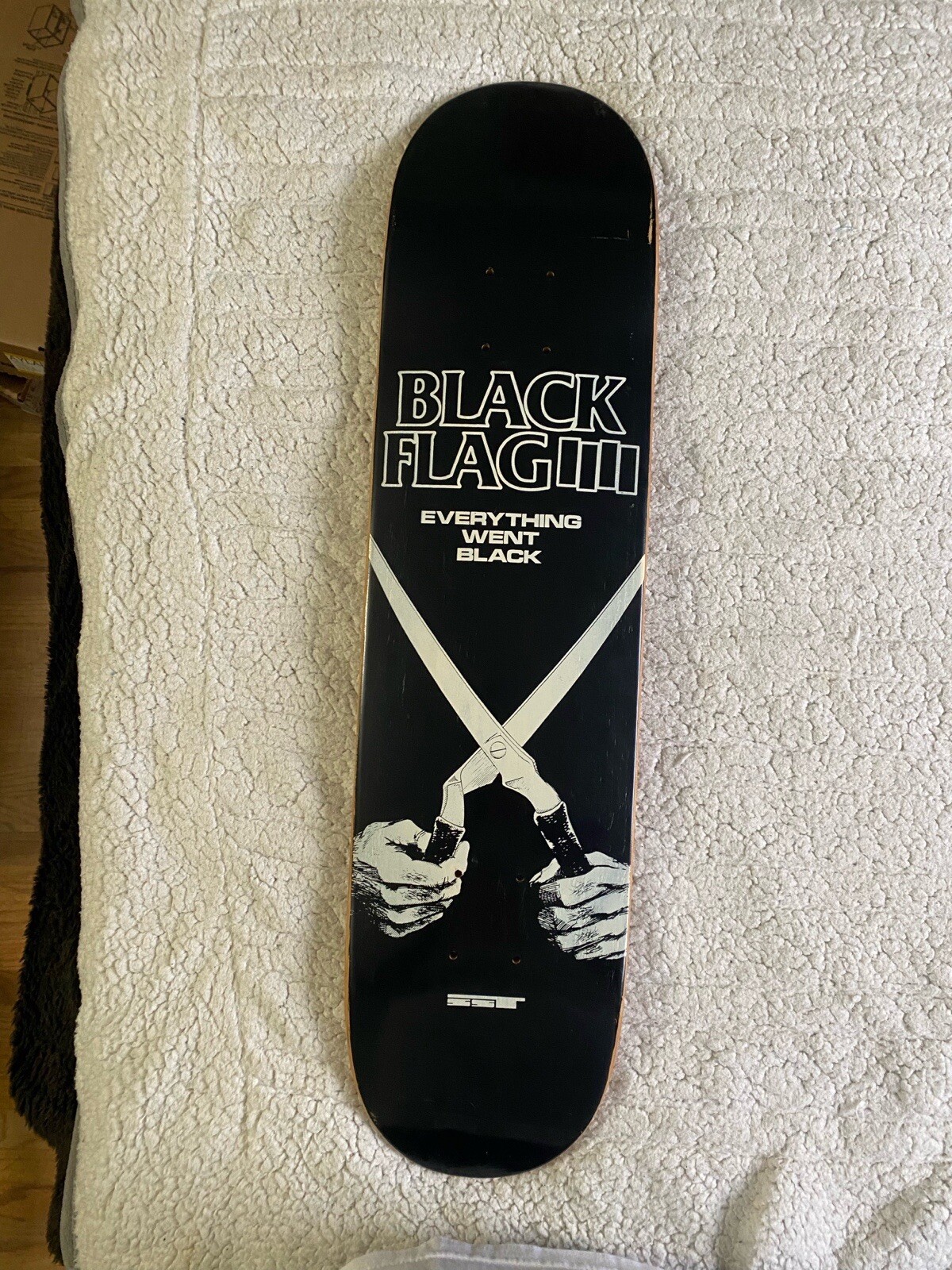 Black flag skateboard￼