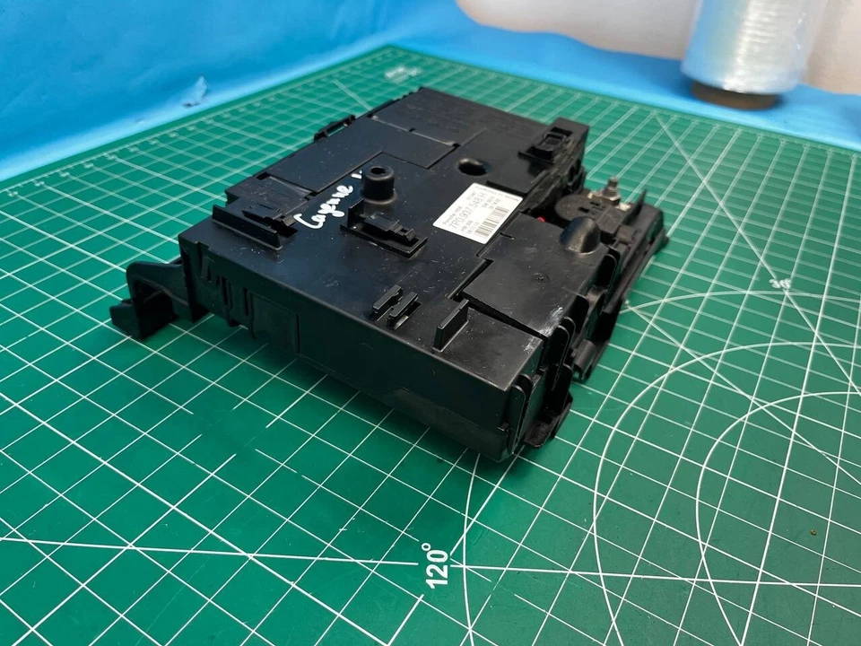 2011-2014 PORSCHE CAYENNE 主电源分配保险丝继电器功能盒 原始设备制造商 — 第 2/4 张图片