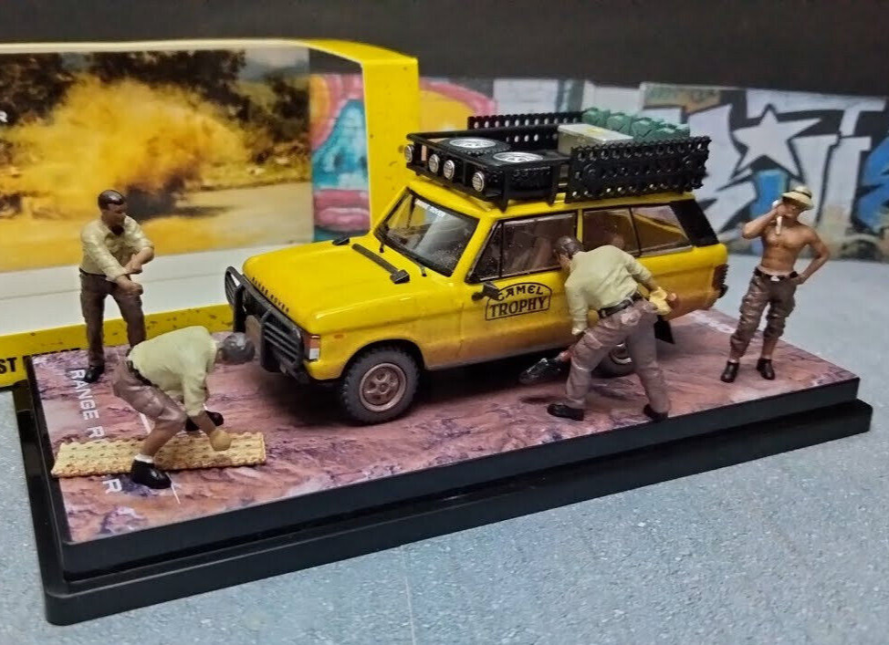 1/64 Die Cast 1982 Land Rover RANGE ROVER Camel Trophy Model Truck - W/ FIGURES