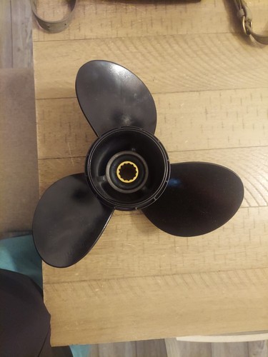 Hélice Suzuki 3 Pales 10 Crans, Pas 15" - Pour Hors-bord Suzuki 25/30 CV - Réf. 58100-96460-019