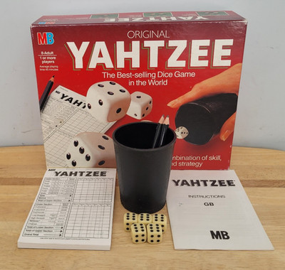 Vintage 1982 MB Yahtzee Original Würfelspiel. Braucht ein paar Bleistifte.