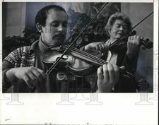 Foto de prensa 1981 miembro de solidaridad, Michael A. Kornel toca la viola en St. Ann's