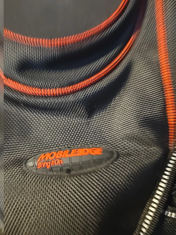 Mochila para computadora portátil Mobile Edge (ME) 16” negra/roja Slimline Paris NUEVA SIN USARLA Foto 2 de 4