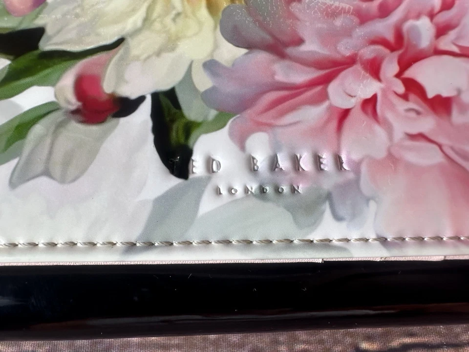 Bolsa de matinê Ted Baker Jeebe estampada Posie Teardrop, cor preta e floral. - Imagem 2 de 4