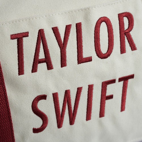 Taylor Swift Seesack rot Taylors Version bestickt IN DER HAND 22 Probleme - Bild 4 von 4