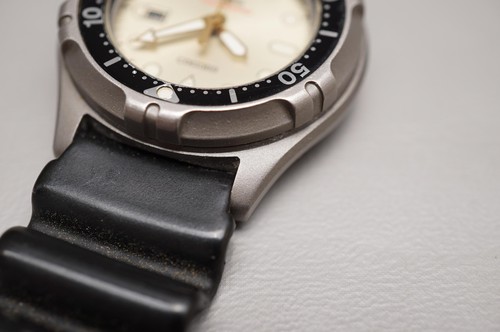Vintage 1987 Seiko 2A22-0310 Cream Dial Titanium Professional 200M Quartz Watch - Picture 8 of 15