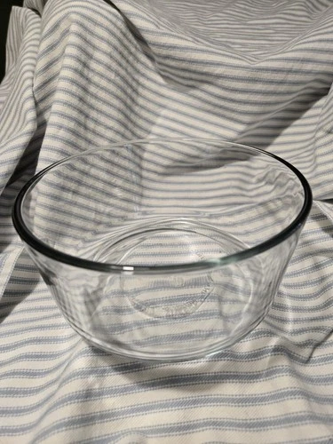 pyrex 7203 1.75 Qt Round Clear Glass Mixing Storage Bowl  No chips, no scratches