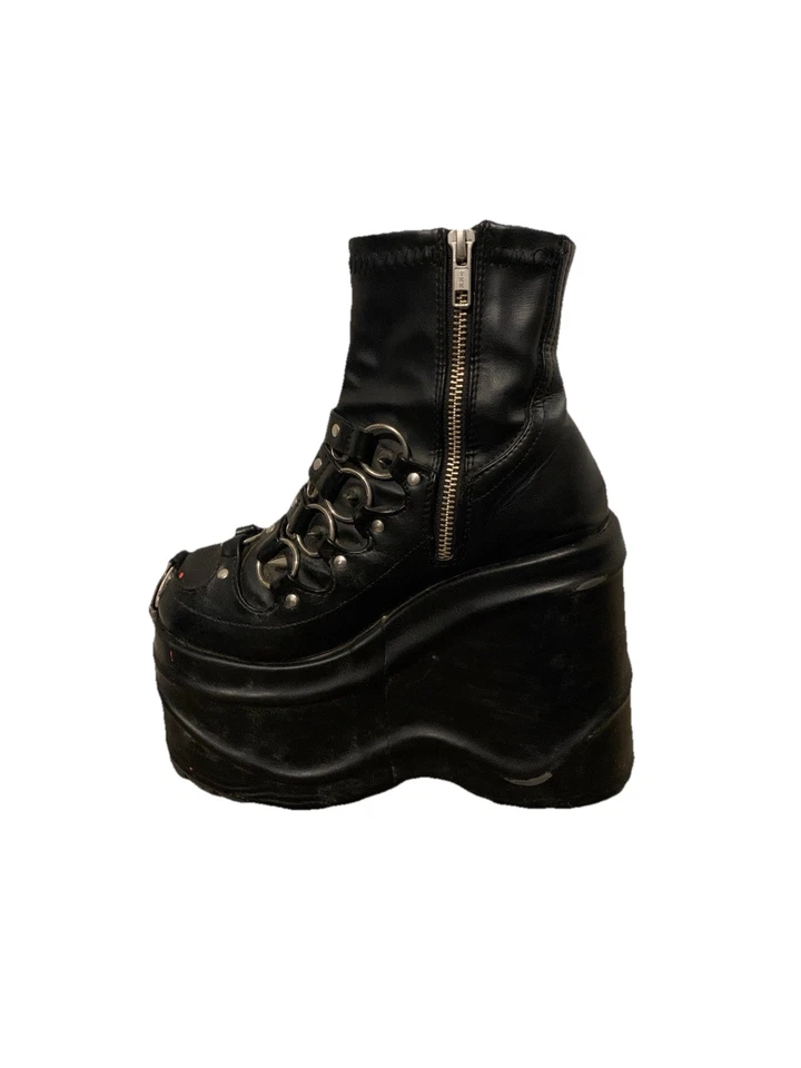 BOTA AL TOBILLO DE PLATAFORMA CON DETALLE DE CALAVERA Y ANILLOS TÓRICOS TACHONADOS DEMONIA talla 5 para mujer’s Foto 3 de 4