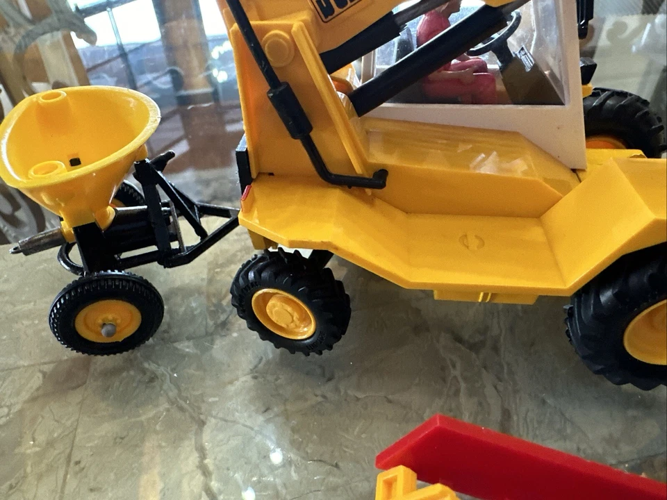 Britains Farm Tractor 9519 JCB Loadall Yellow & White + Accessories 1984 - Image 3 of 4