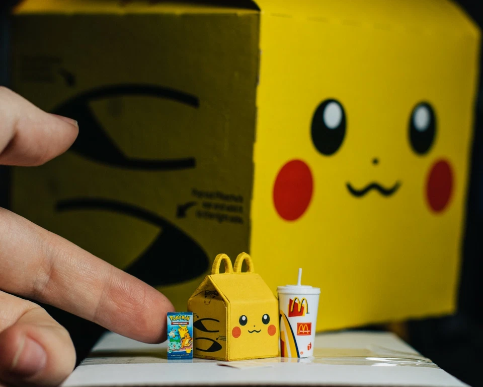 MINIATURA Pokemon Pikachu Happy Meal para Figuras de Acción/Casa de Muñecas 1/12 Foto 2 de 4