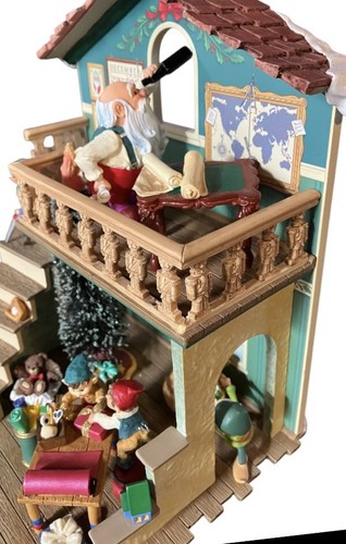 HALLMARK 2005 MERRY MAYHEM SANTA WORKSHOP CHRISTMAS FIGURINE - Picture 2 of 8