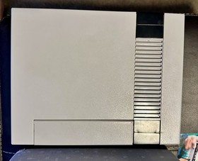 Nintendo NES Action Set Console Bundle Zapper Controllers Games Manuals Box