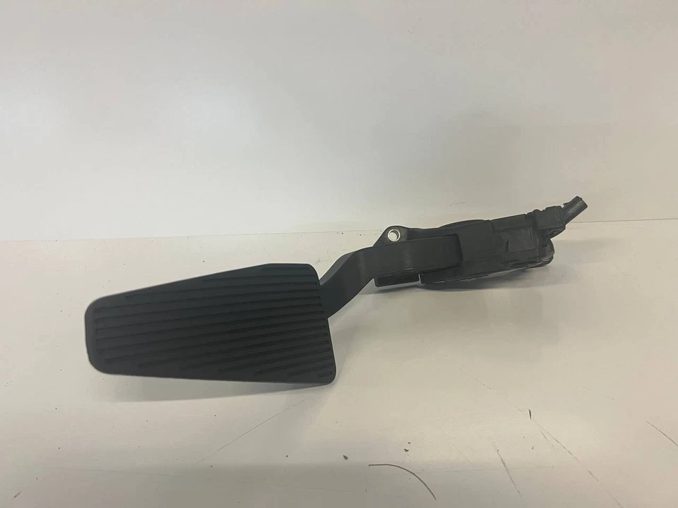 OEM 2009-2018 DODGE RAM 1500 ACCELERATOR GAS PEDAL. 68043161AA - Image 1 of 3