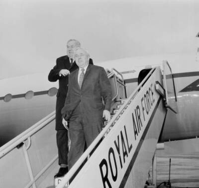 James Callaghan Harold Wilson disembarking a flight UK 1975 OLD PHOTO