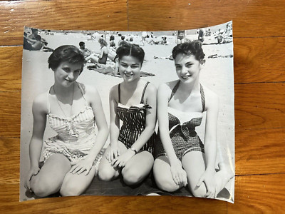 VTG 1950s B&W 8x10 PHOTO BRUNETTE THREE BATHING BEAUTIES POSING ON SAND