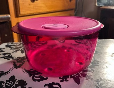 Tupperware Round Rock N Serve 2 Liter - FUCHSIA color NEW