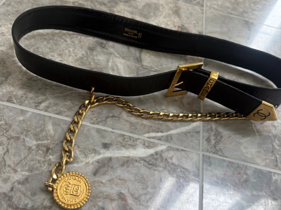 Chanel Cinturón Cuero Negro Con Colgante Oro Chambon Charm. RARO 85/341980's Foto 2 de 4