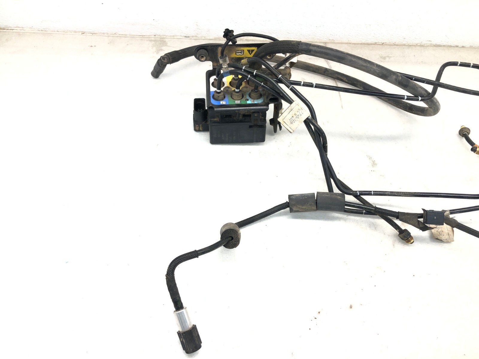 2017-2020 MASERATI LEVANTE 3.0L AIR RIDE SUSPENSION VALVE BLOCK W/ LINES OEM