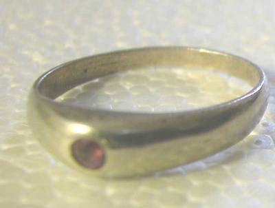 EIN EDLER HANDGEFERTIGTER RING AUS STERLINGSILBER MIT 1 RUNDEN RUBIN besetzt