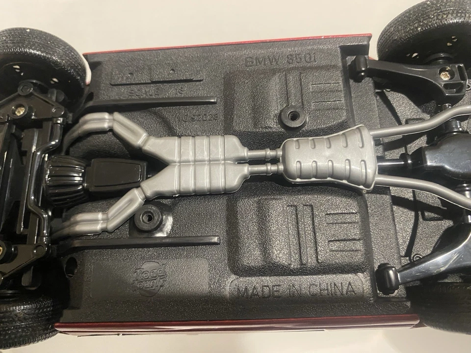 BMW 850i 1990 cupé Road Tough 1/18 rojo Foto 3 de 4