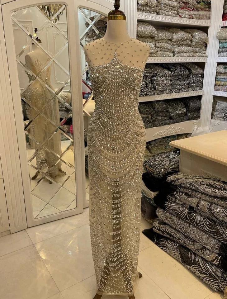 Tela de encaje con diamantes de imitación con cuentas de alta gama para vestido delantero, trasero y mangas Foto 3 de 4