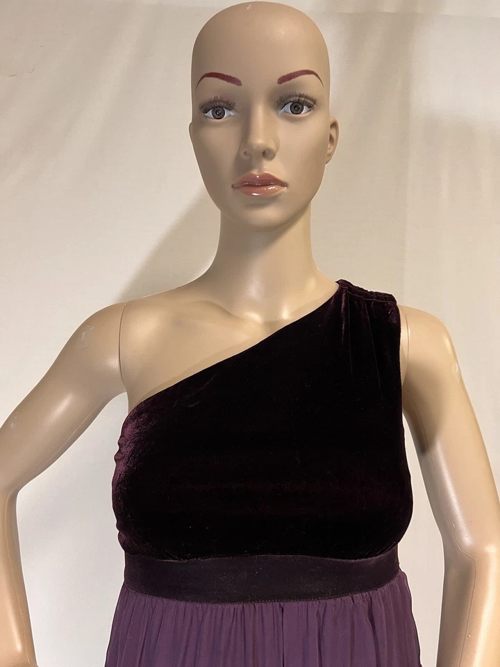 Vestido Chelsea&Violeta para Mujer, Terciopelo Bordado, Un Hombro, Púrpura, Talla XS Foto 2 de 4