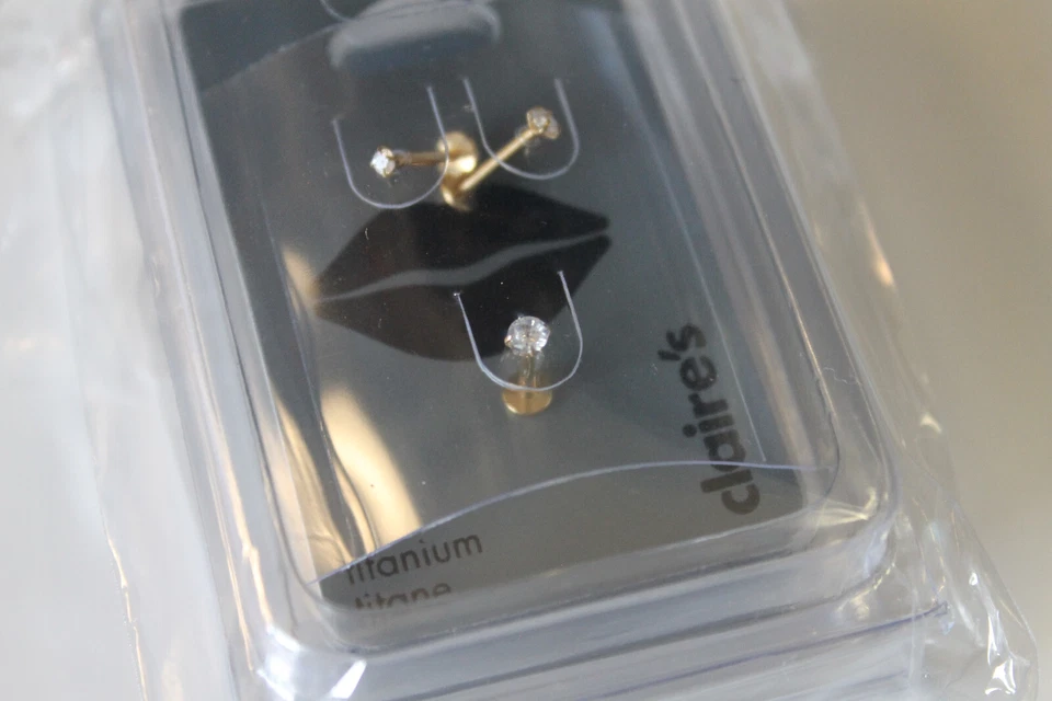 Lote de 2 pernos de anillo labial de titanio Claire's, 16G/1,2 mm, circonita cúbica, oro Foto 2 de 4
