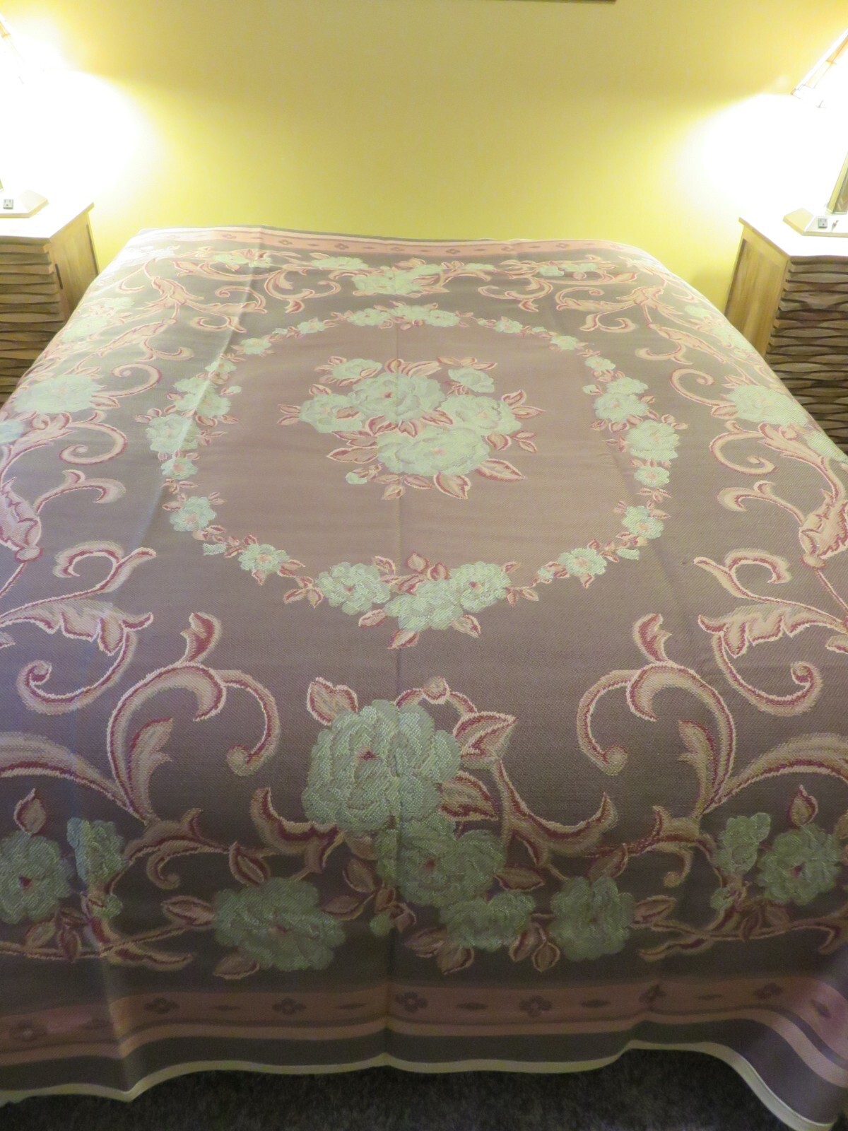 DOMESTICATIONS HOME FASHIONS MACHINE EMBROIDERED QUEEN QUILT MADE IN