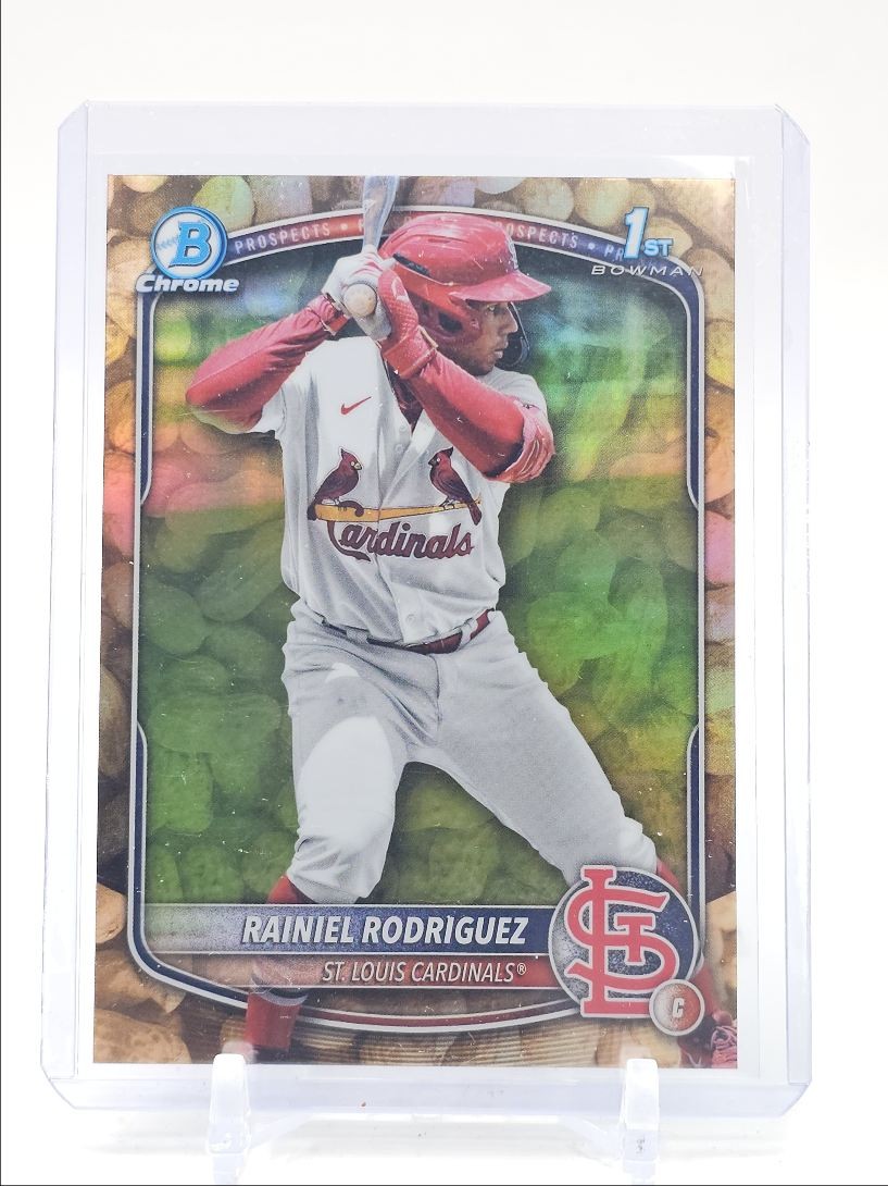 RAINIEL RODRIGUEZ 2025 BOWMAN CHROME 1ST PEANUTS REFRACTOR CARDINALS Q2491