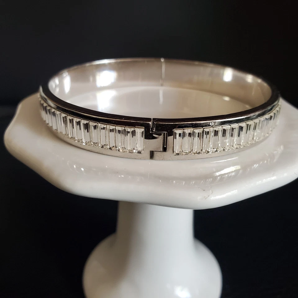 Henry Bendel Brazalete Bisagras Canal Set Cristales Tono Plata Bolsa de Polvo Defectuosa Foto 3 de 4