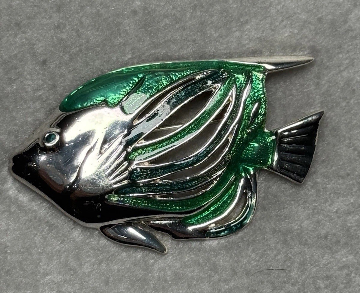 Vintage Green Enamel Silver Fish Pin or Brooch - Unsigned 💚🩶💚