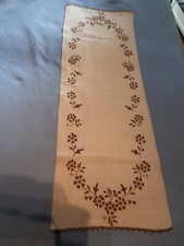 Striscia centrotavola vintage ricamato a mano 119x40 cm