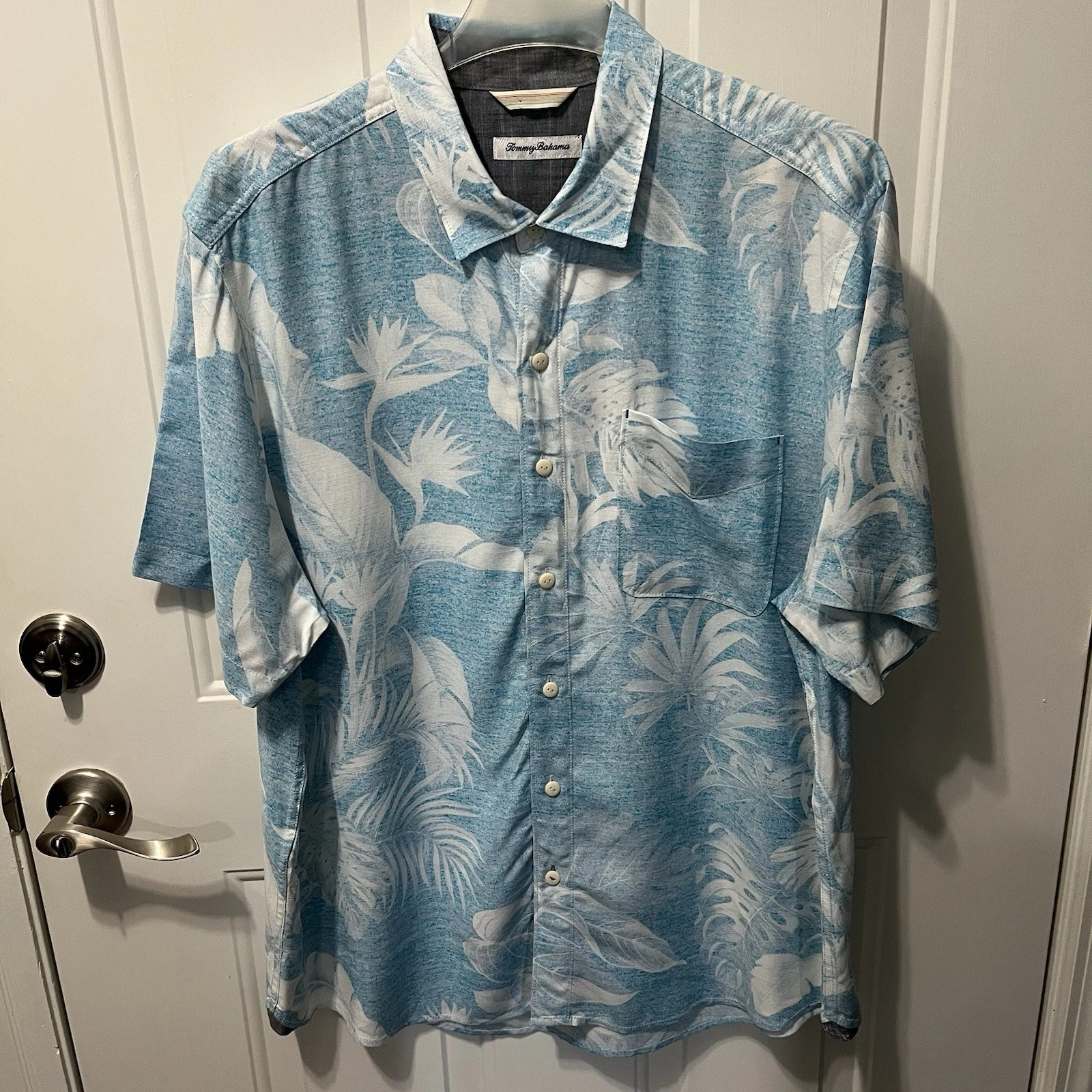 Tommy Bahama Hawaiian Short Sleeve Shirt SizeXL/TG. Preowned. 100% Rayon.