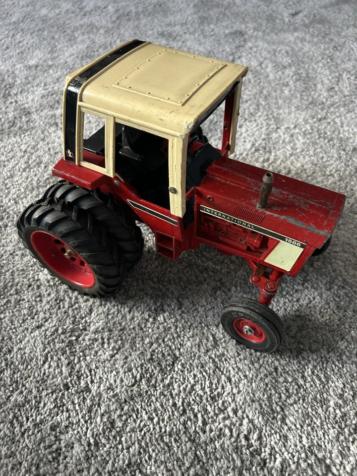 Tractor de juguete Ertl International Harvester con remolque y accesorio de arado  Foto 3 de 4