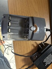Cargador de batería recargable Duracell NiMH con adaptador de corriente.