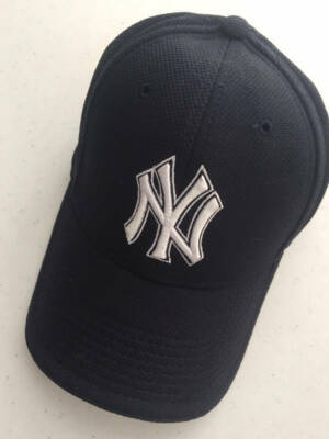 NEW ERA   PERFORMANCE HEADWEAR  NEW YORK YANKEES   SIZE MED-LGE