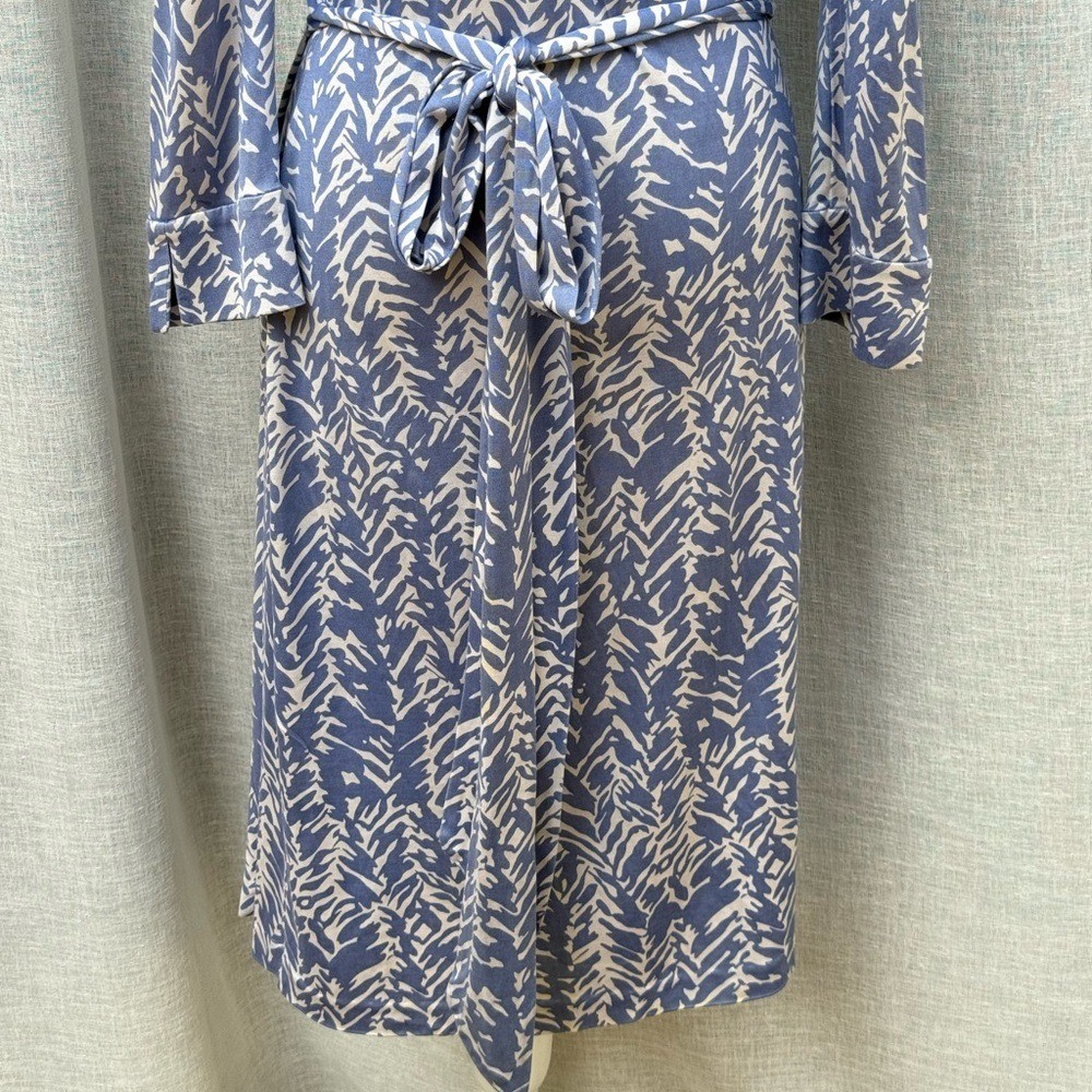 Diane Von Furstenberg blue white wrap dress - image 5