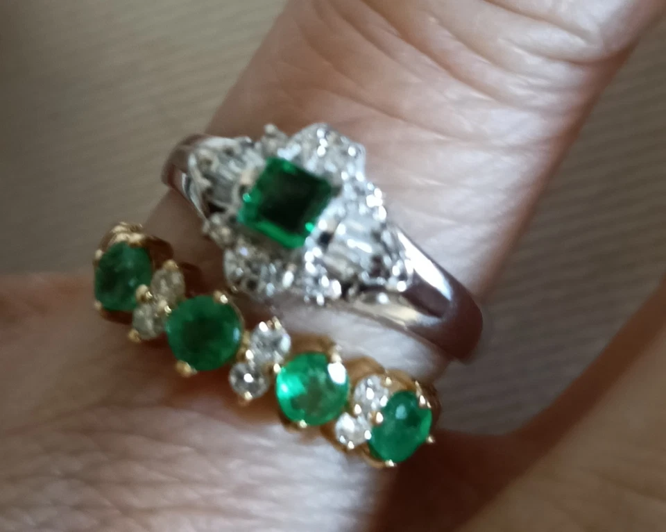 Anillos y collar de esmeraldas con diamantes naturales platino y monturas de oro de 18 quilates Foto 4 de 4