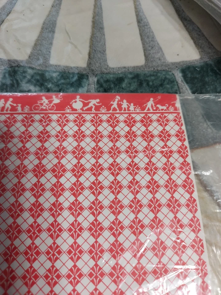 Обои для кукольного домика с эффектом треугольника и каймой масштаб 1:12 миниатюрные красные - Изображение 2 из 4