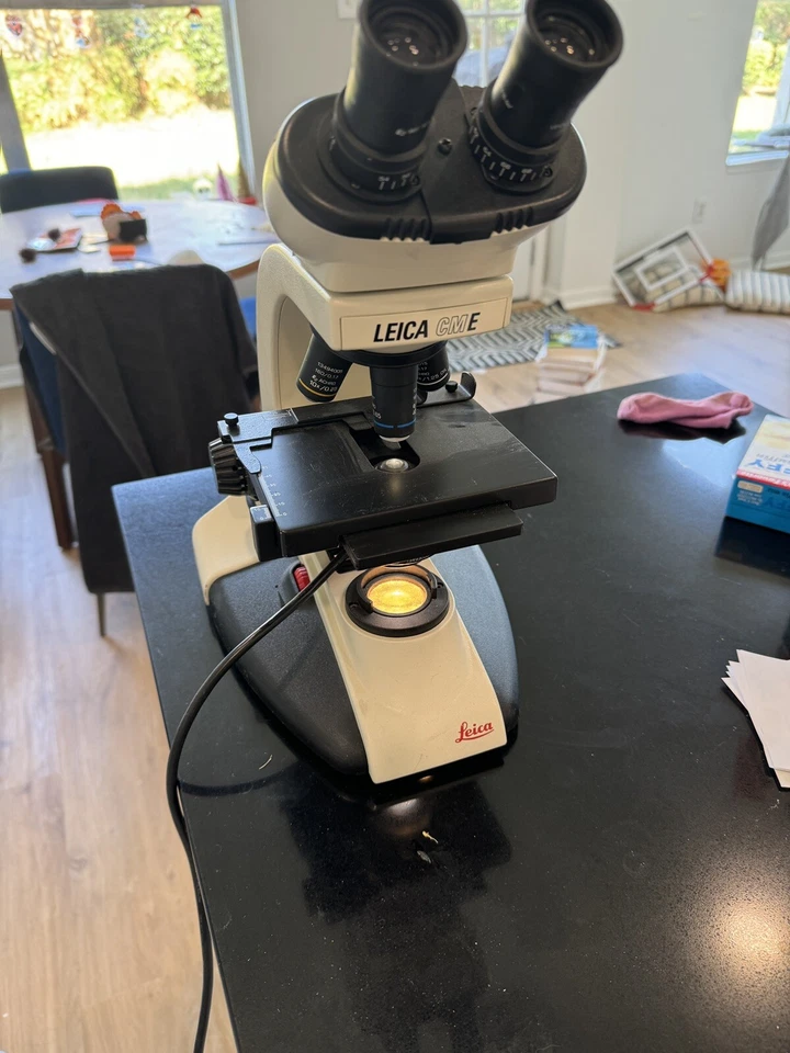 Microscopio compuesto binocular Leica CME 4 objetivos 4x 10x 40x 100x ¡¡Funciona!!! Foto 3 de 4