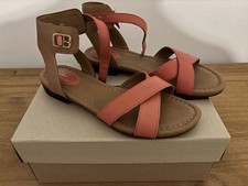 Clarks Viveca Zeal sandals in coral leather. Size 4