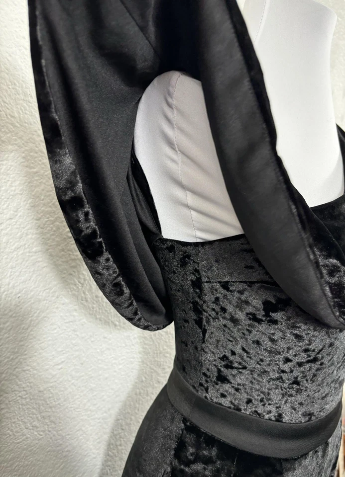 Mono XOXO para mujer XS negro terciopelo elástico volante asimétrico Foto 3 de 4