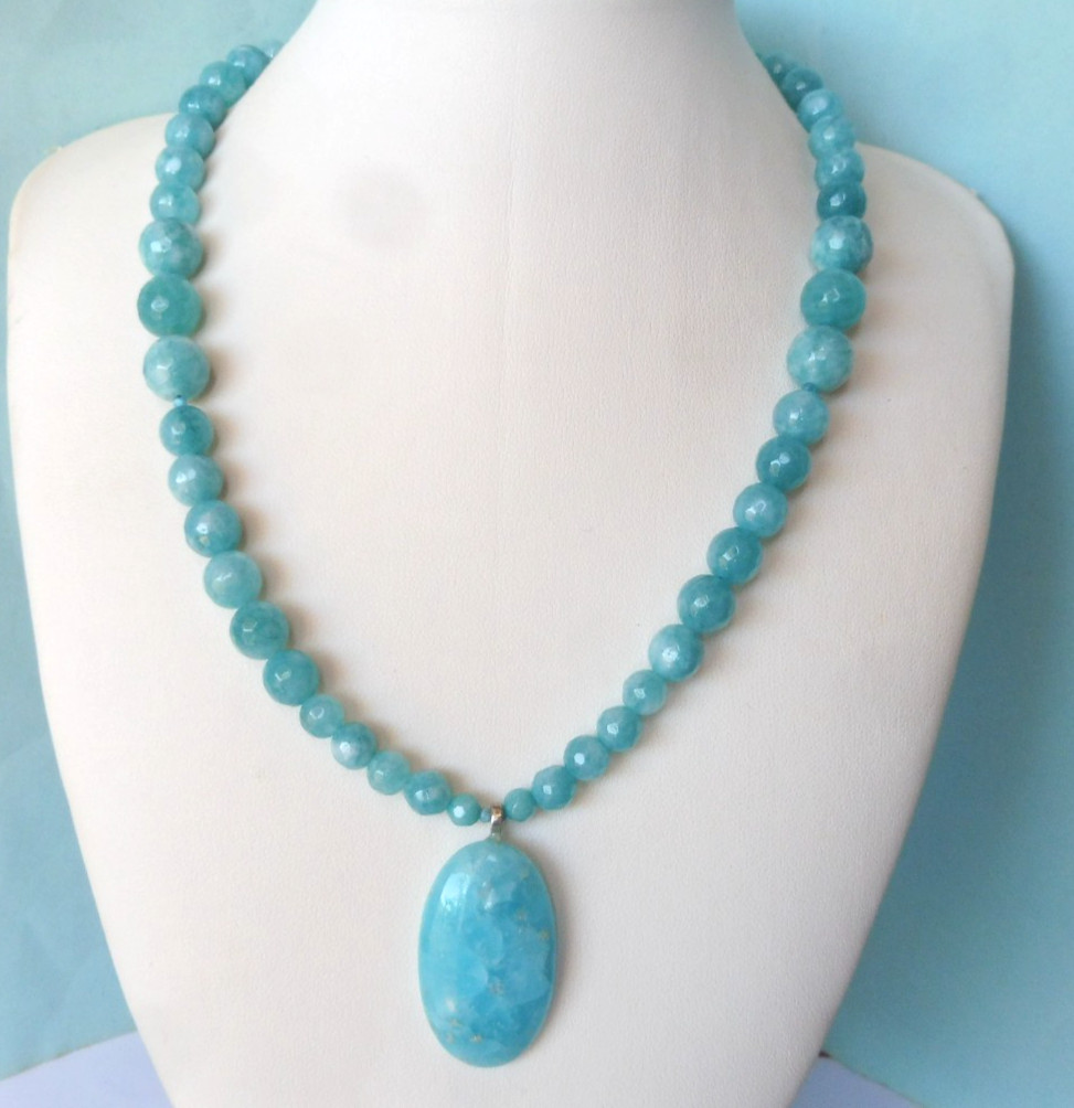 Collier de smithsonite 200 carats et argent 44cm, votre allié chic au quotidien
