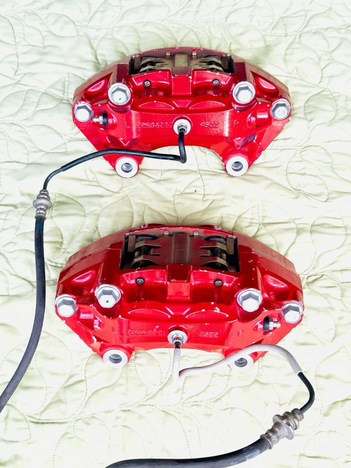 Infiniti Q60 Red Sport AKEBONO 4502 2017-2022 ¡Juego completo de pinzas delanteras! Usado Foto 2 de 4